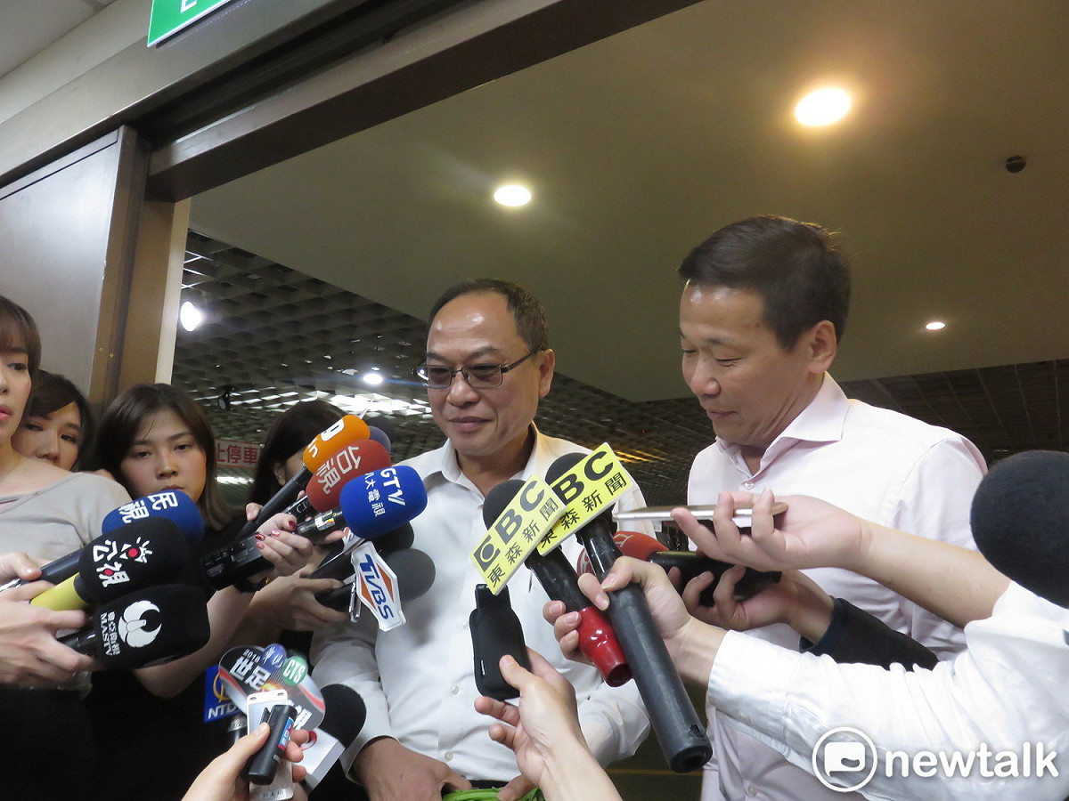 台北市議員鍾小平（左）贈送菠菜給張榮味派系人馬、北農董事張永成（右）。    周煊惠 / 攝（資料照片）