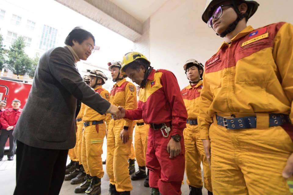 林右昌今天在市政會議中表示，消防救災人員不應有直轄市或非轄市的分別，呼籲中央為第一線消防救災人員加保高額意外險，讓前線打火弟兄不再有後顧之憂。 圖：基隆市政府/提供