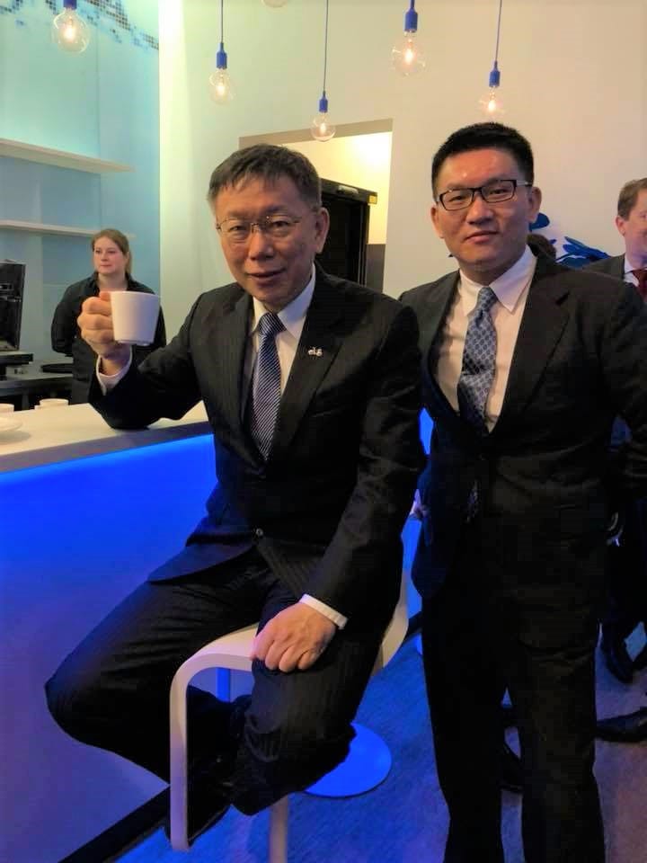 上午台北市長柯文哲(左)報告大巨蛋議題，北市議員童仲彥(右)則藉由蛋蛋議題討論性專區。 圖：翻攝童仲彥臉書
