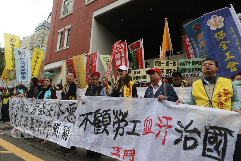 行政院為解決低薪問題，調高中央機關派遣人員薪資至新台幣3萬元以上。勞動團體表示，對調薪樂觀其成。 圖 : 中央社
