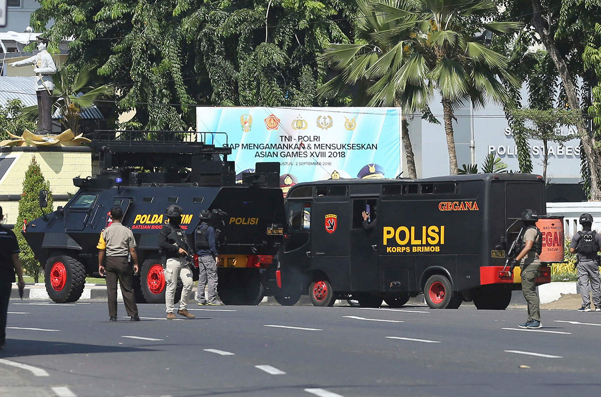 印尼第二大城泗水 (Surabaya) 昨天發生自殺炸彈連環攻擊事件，造成13人死亡，然而事情並未結束，泗水警察總部今 (14) 天上午遭到自殺炸彈攻擊，目前已發現7具遺體、10幾人受傷。 圖：達志影像/美聯社