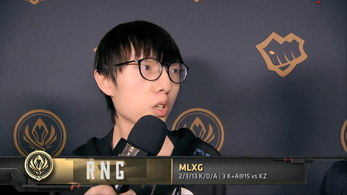 今（14）日《英雄聯盟》 季中邀請賽（MSI）以中韓大戰揭開序幕，RNG迎戰KZ，雖然前期RNG居於劣勢，但靠著多波小型會戰逆轉形勢，成功擊潰KZ，賽後RNG打野選手Mlxg接受訪問，表示他們僅是打出應有的實力與狀態。 圖：翻攝自 lol esports YouTube