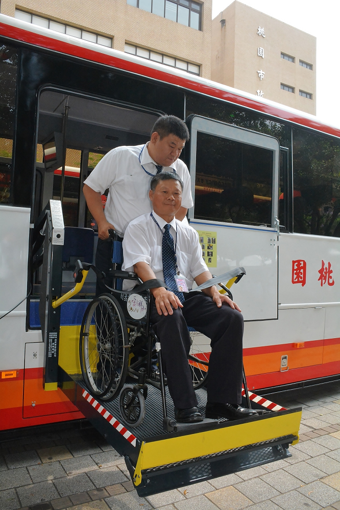 本次新闢的路線也屬於快捷公車的一環，其中有2輛為通用無障礙大客車，其備有升降設備，方便行動不便者使用。 圖：桃園市政府／提供