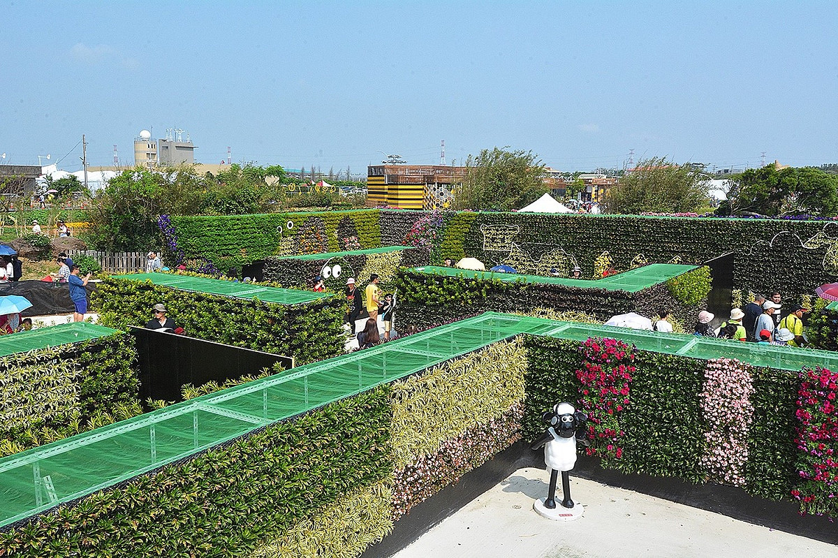 農博基地裡的綠迷宮吸引大人小孩遊樂其中。 圖:桃園市政府/提供