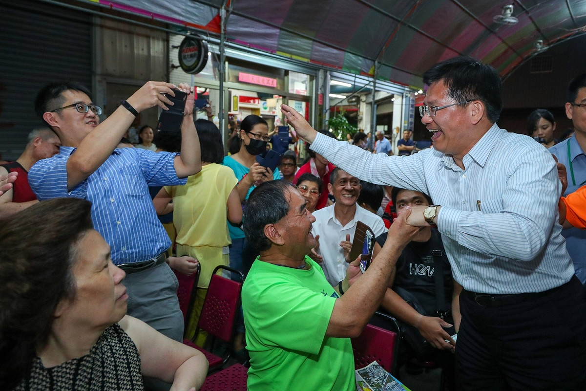 台中市長林佳龍出席花博說明會，受到市民熱烈歡迎。 台中市政府/提供