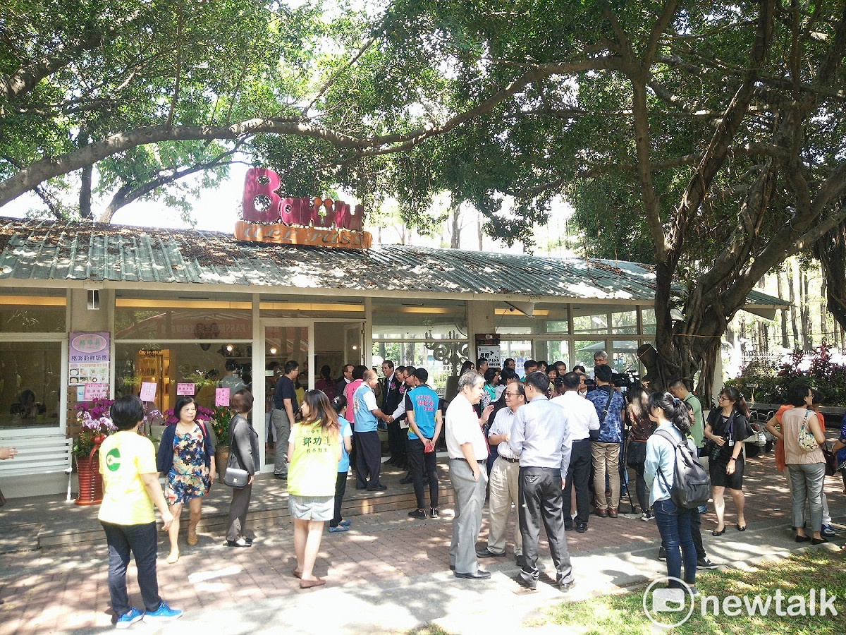 位在中興大學內的歐巴斯複合式餐廳環境幽美。 圖 : 唐復年/攝