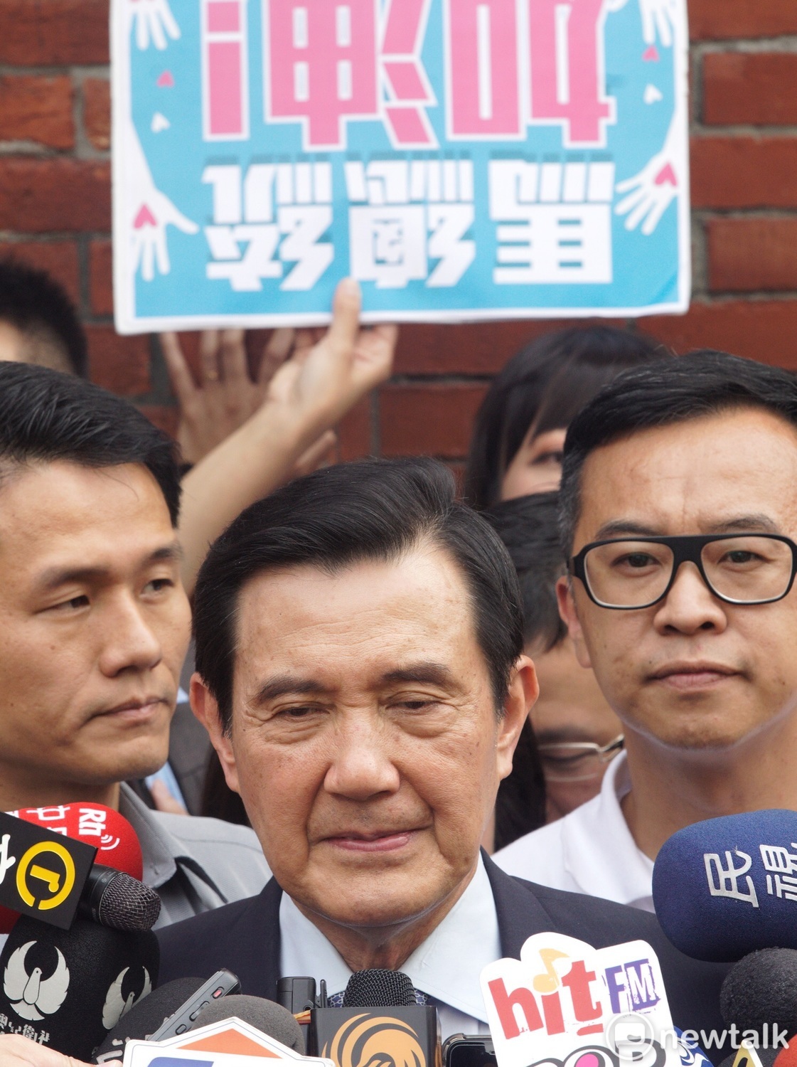 聲援馬英九牌子拿反了也沒關係，多位國民黨北市議員及參選人今（15）日下午聲援馬英九洩密案被判有罪。 圖：張良一/攝