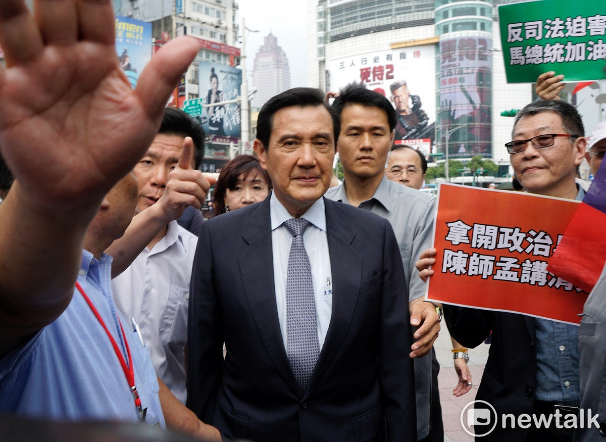 國民黨籍北市議員今（15）日聲援馬英九洩密案被判有罪，同時要陳師孟拿開政治黑手。 圖：張良一/攝