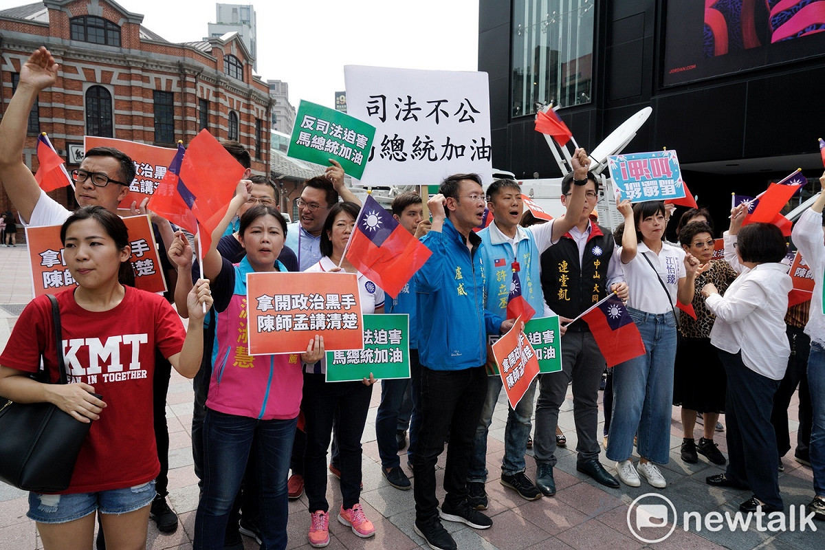 多位國民黨籍北市議員今（15）日聲援馬英九被控洩密案有罪，其中要求監委陳師孟拿開政治黑手講清楚。 圖：張良一/攝
