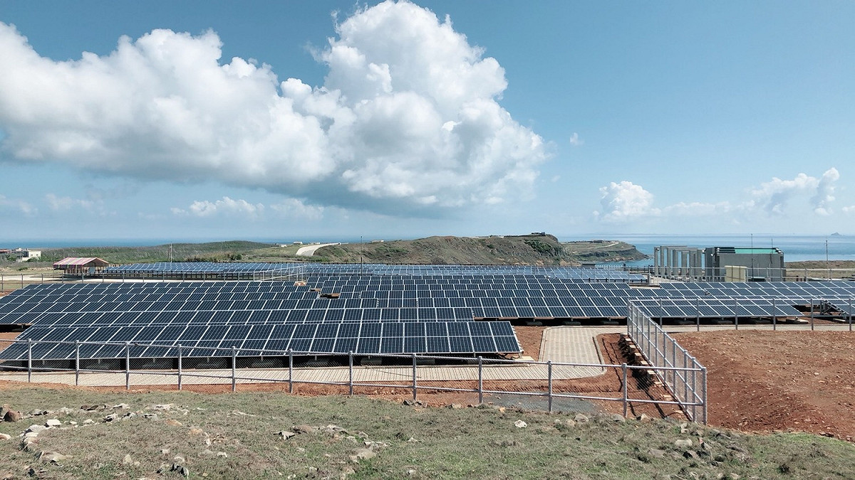 台電在七美綠能園區設置太陽光電系統，第一期計畫已建置155kWp的裝置容量，第二期再增設200kWp太陽光電系統，預計全年太陽光電發電量可達48萬度(照片為二期計畫200kWp太陽光電系統) 圖：台電公司／提供