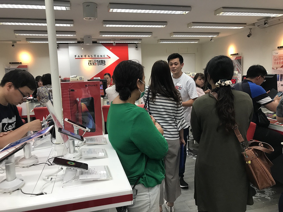 今（15）日為電信業者推出499促銷方案的最後一天，新北市勞檢處今天持續派員對中華電信的特約廠商神腦國際、台灣大哥大、遠傳電信，以及中華電信直營中心持續實施勞檢。圖為遠傳勞檢情形。 圖：新北市勞工局／提供