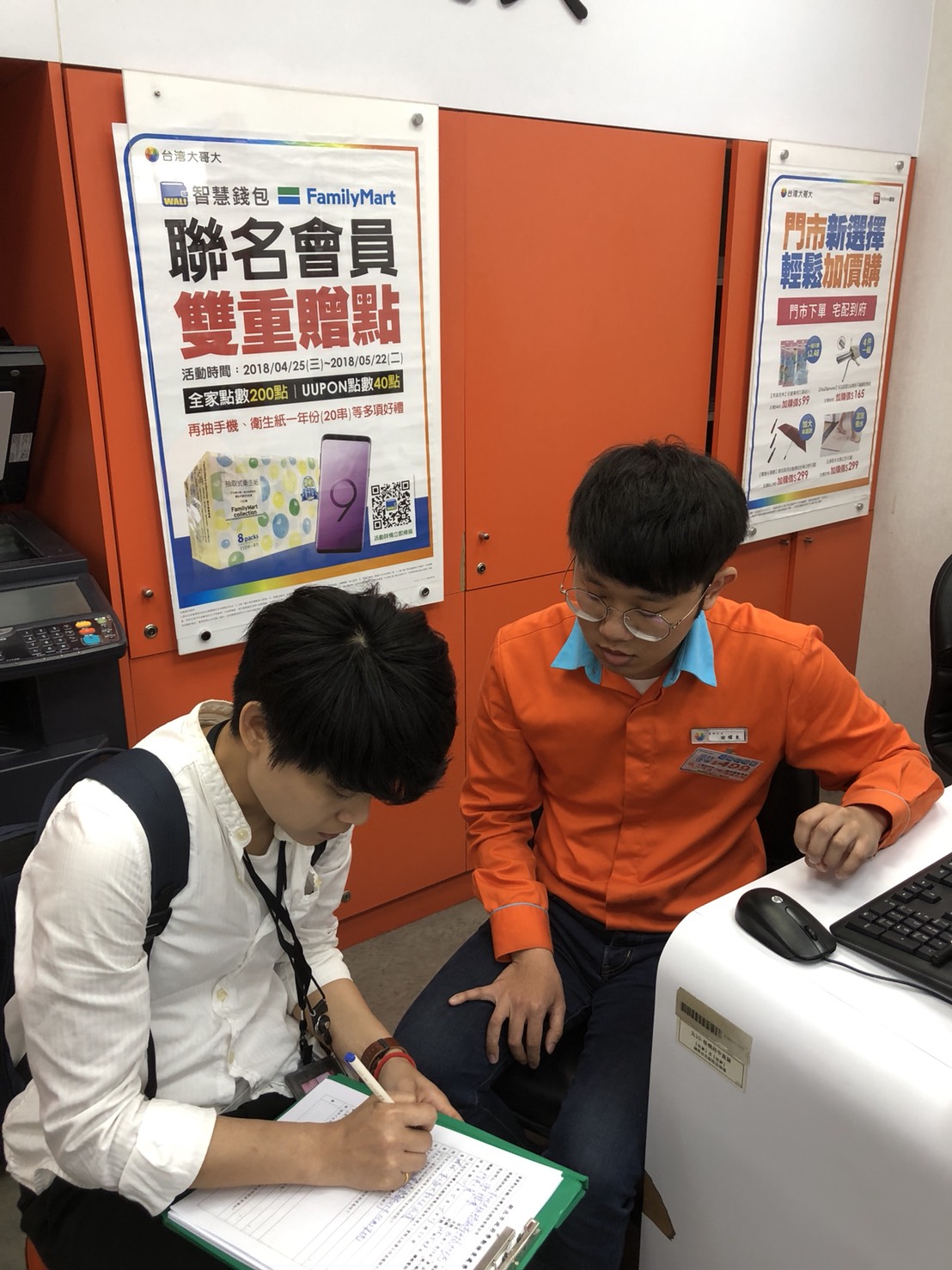 今（15）日為電信業者推出499促銷方案的最後一天，新北市勞檢處今天持續派員對中華電信的特約廠商神腦國際、台灣大哥大、遠傳電信，以及中華電信直營中心持續實施勞檢。圖為台灣大哥大勞檢情形。 圖：新北市勞工局／提供