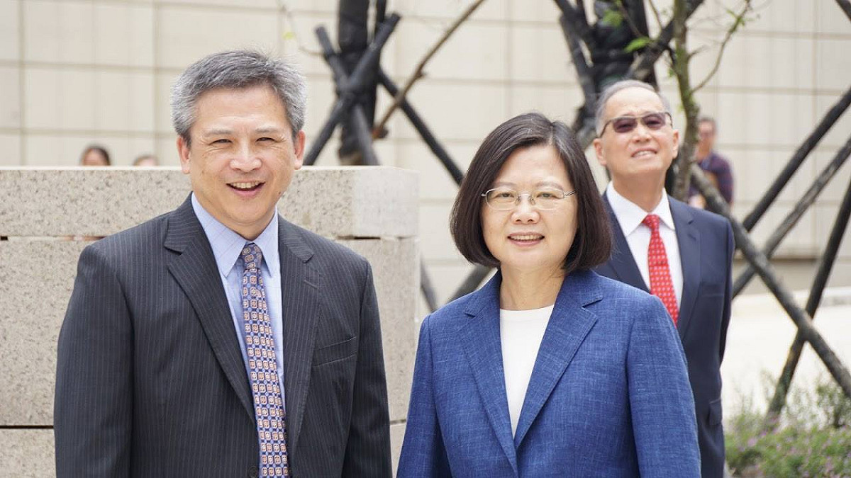 AIT台北處長梅健華15日臉書貼出總統蔡英文參觀AIT新館。 圖：翻攝自AIT臉書