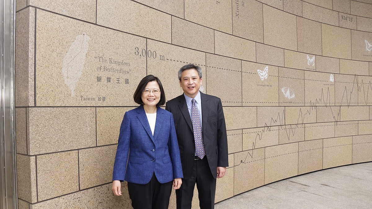 AIT台北處長梅健華15日臉書貼出總統蔡英文參觀AIT新館。 圖：翻攝自AIT臉書