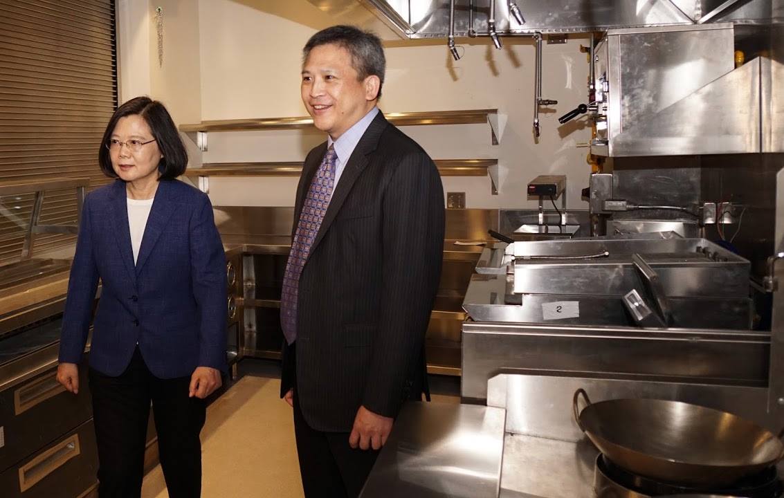 AIT台北處長梅健華15日臉書貼出總統蔡英文參觀AIT新館。 圖：翻攝自AIT臉書