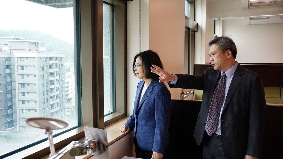 AIT台北處長梅健華15日臉書貼出總統蔡英文參觀AIT新館。 圖：翻攝自AIT臉書