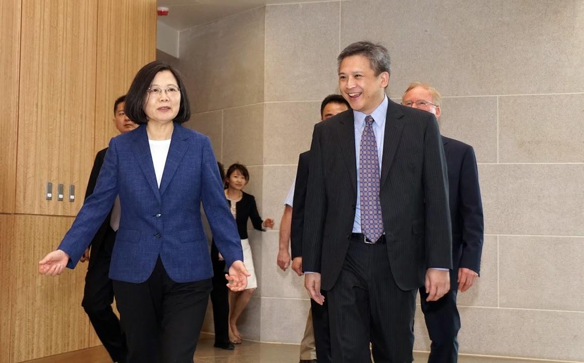 AIT台北處長梅健華15日臉書貼出總統蔡英文參觀AIT新館。 圖：翻攝自AIT臉書