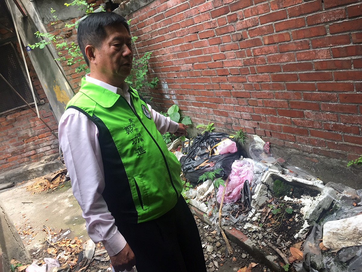 台中車站旁台鐵宿舍群接連發生火警，市議員鄭功進要求市府應加強安全維護。 圖：台中市議員鄭功進/提供