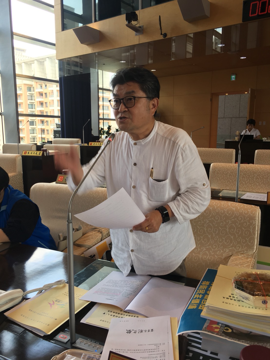 台中市議員李中說，台鐵宿舍群頻頻發生火警，有損台中市的觀光形象。 圖：台中市議員李中/提供