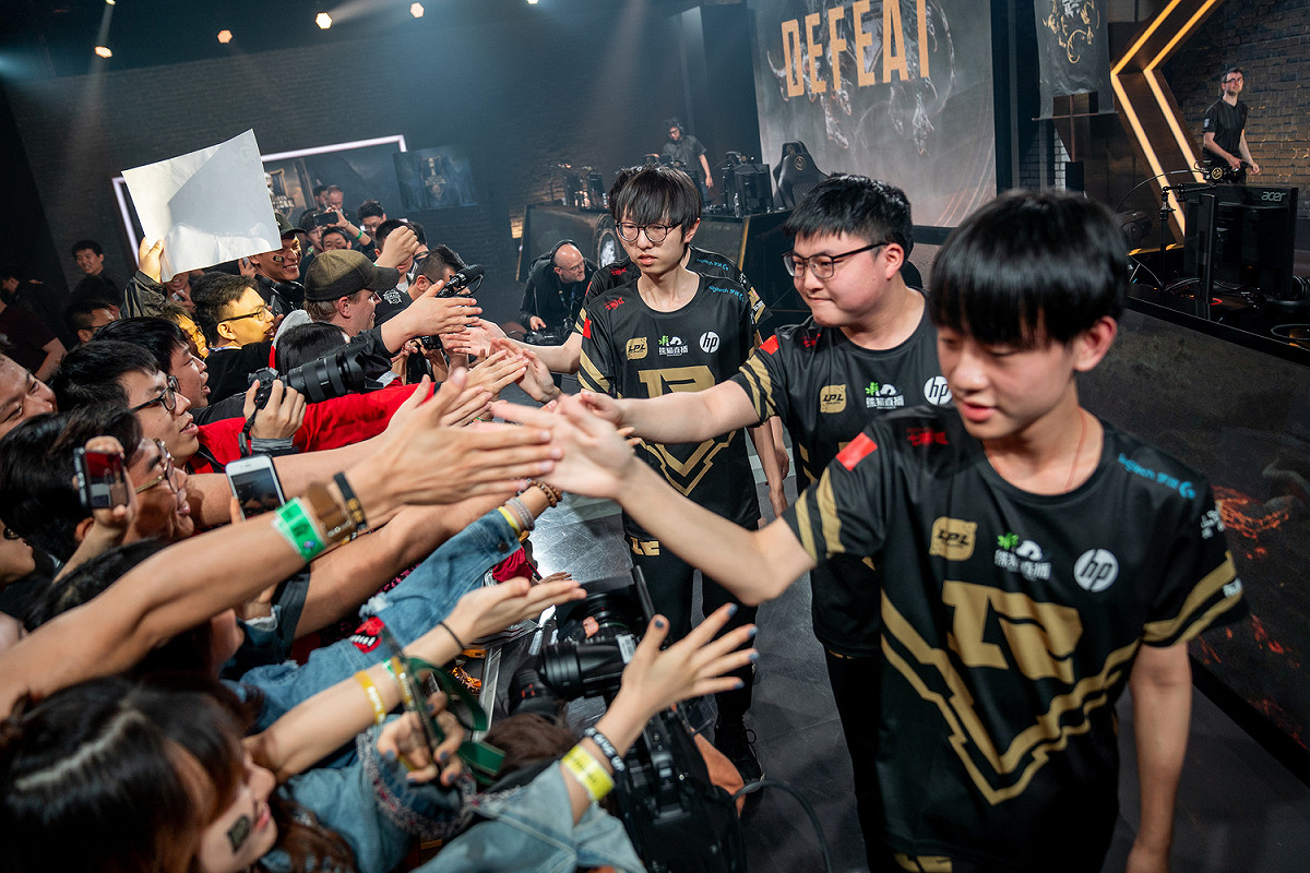 為了爭奪小組第一，今（15）晚《英雄聯盟》全球季中邀請賽（MSI）迎來了加賽，台灣職業電競隊伍閃電狼迎戰中國戰隊RNG，RNG以著壓倒性的優勢擊敗了閃電狼。 圖：翻攝自 LOL Esports flickr