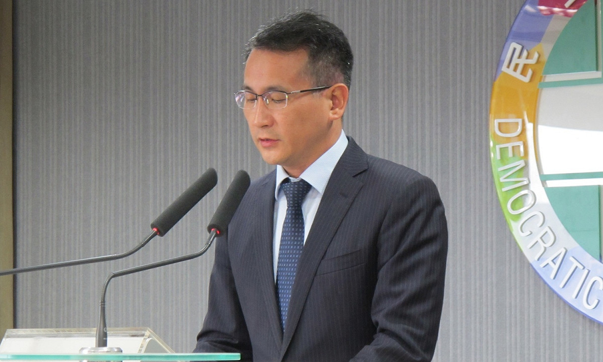 民進黨發言人鄭運鵬16日說明選對會決議。 圖：林朝億/攝