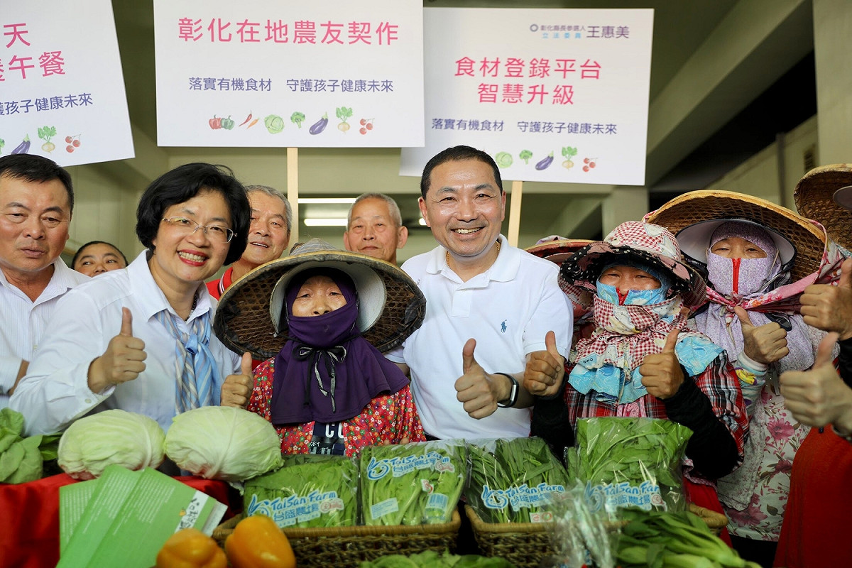 侯友宜訪彰化看有機蔬菜，提出新北、彰化合作，透過「產地直送」以及「蔬菜箱」，在新北建構一個平台，將有機蔬果直送校園以及家戶，降低成本也擴大通路。 圖:侯友宜競選辦公室/提供