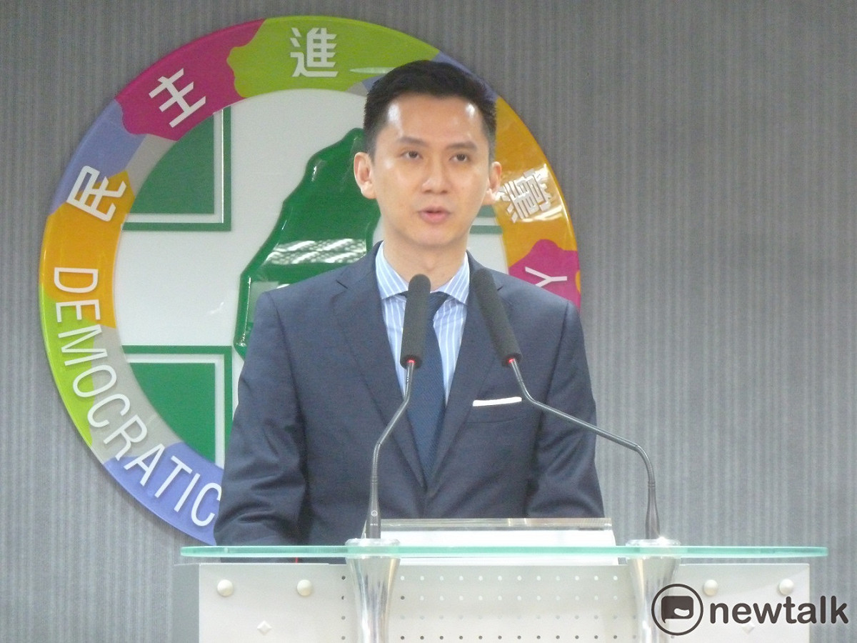 民進黨發言人鄭朝方16日在會後轉述蔡英文聽取專案報告的裁示。 圖：謝莉慧/攝