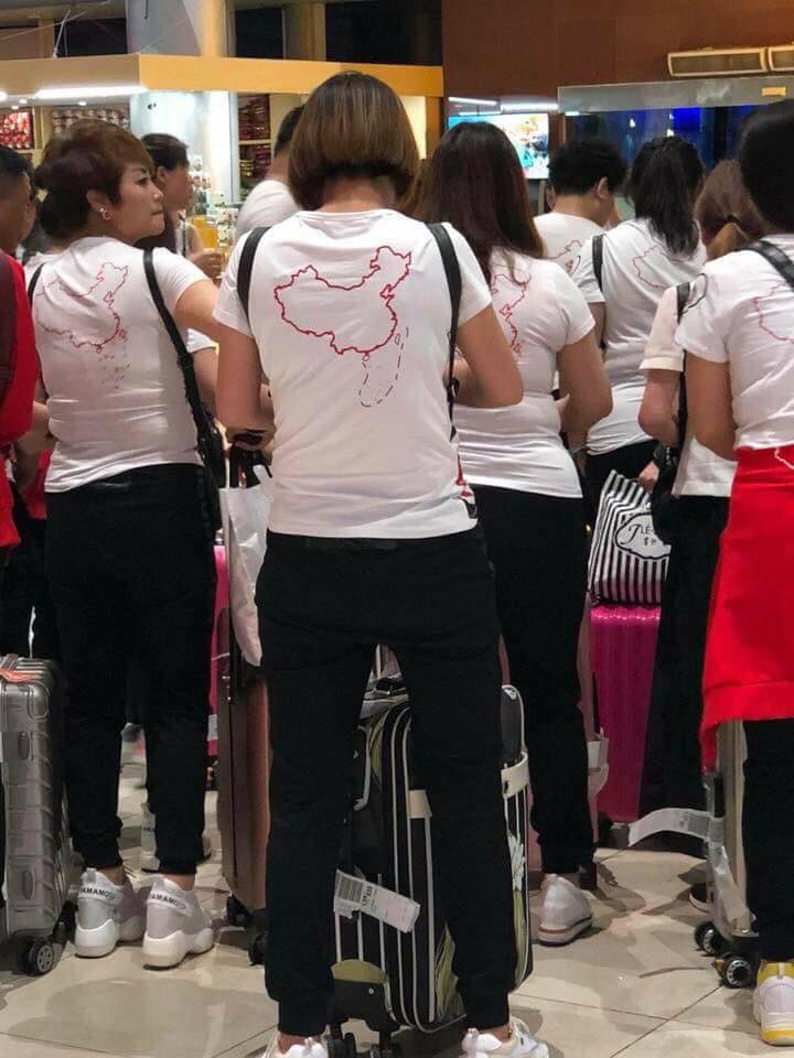 一批中國旅客入境越南旅遊，身穿印有南海九段線地圖的T恤，引起當地民眾不滿。許多越南網友呼籲政府將他們遣返。 圖 : 翻攝自對比新聞