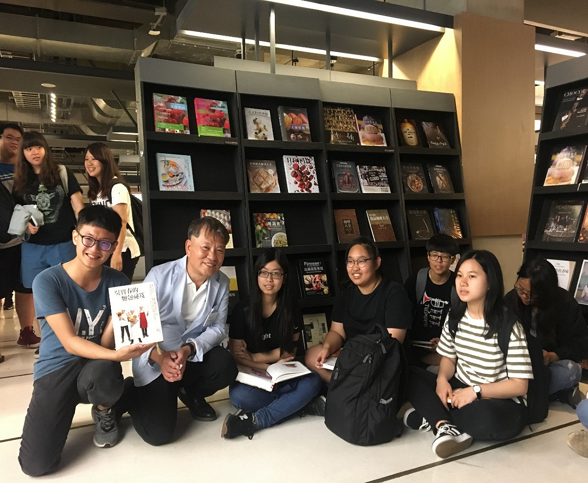 實踐大學首次藉由與益品書屋合作，是今年北部的第一場巡迴書展，挑選國內外400本的精裝餐飲書，期自5月16日至5月30日，為期共14天在益品書屋的台北館展出。 圖：益品書屋提供