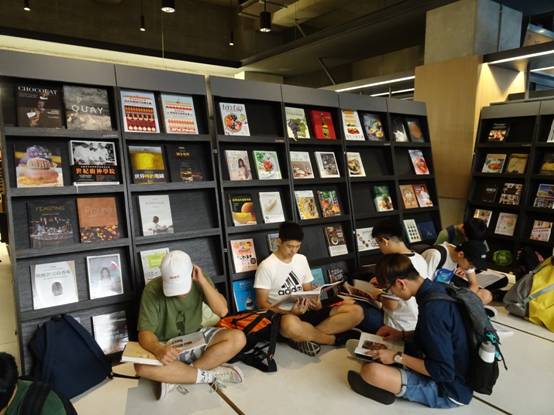 本次書展收集許多戴勝益鍾愛的書籍，並與在國內外榮獲多項大獎的實踐大學餐旅系合作。 圖：益品書屋提供