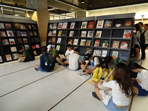 益品書屋為推廣閱讀目前已在全省舉辦5場巡迴書展，而實踐大學則是今年北部的第一場巡迴書展。 圖：益品書屋提供