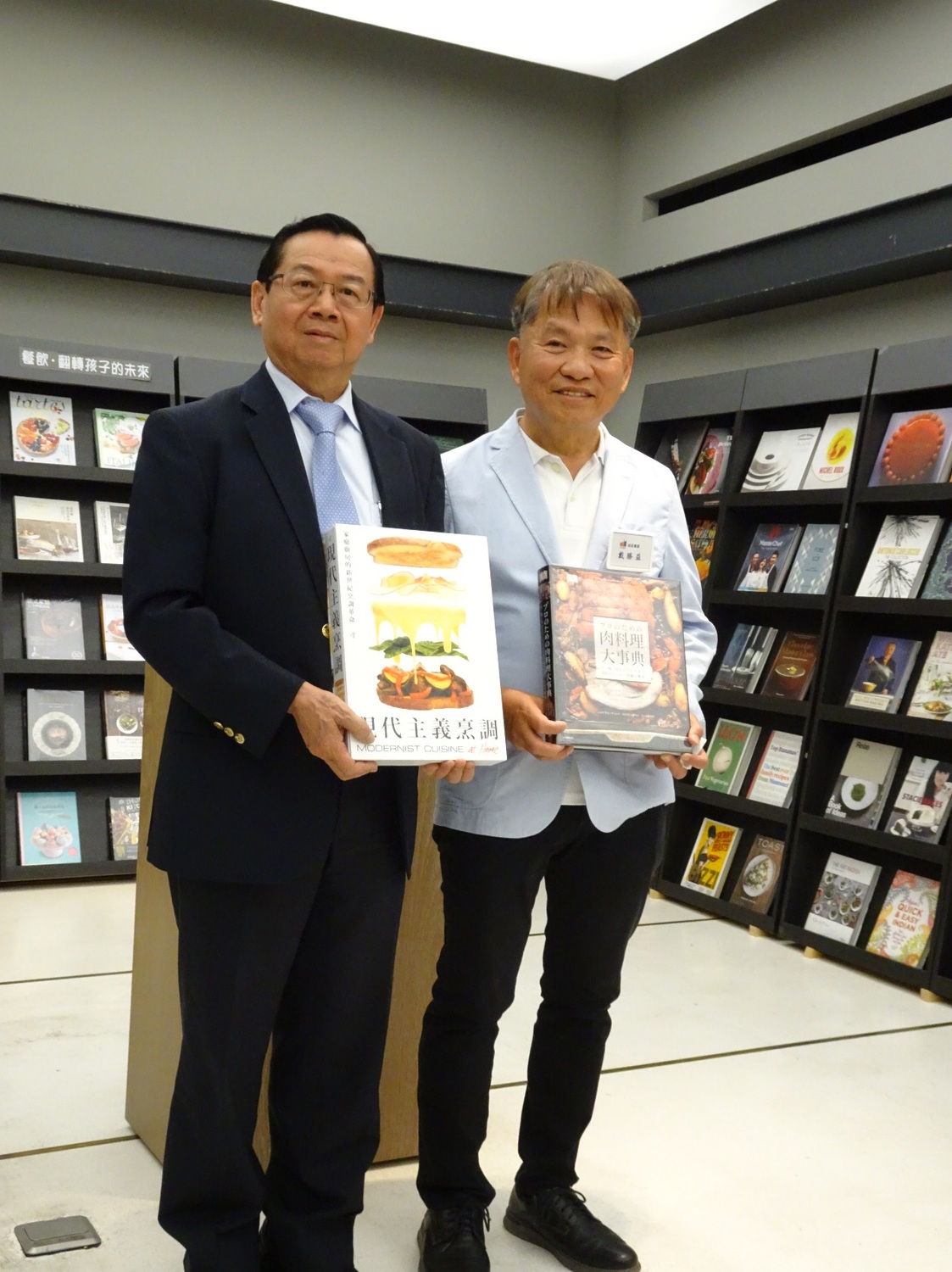 戴勝益與實踐大學陳振貴校長一同鼓勵大家閱讀，並表示接下來巡迴書展計畫走入偏鄉，將書籍帶到偏鄉，對偏鄉朋友會有大大的幫助。 圖：益品書屋提供