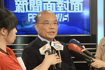 蘇貞昌認為目前民進黨內檯面上表達參選台北市長意願的人都很優秀，但若黨內徵召總統府秘書長陳菊或行政院長賴清德，則是「我覺得他們倆個都不適當」。  圖：蘇貞昌辦公室提供
