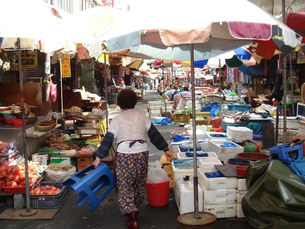 造訪首爾傳統市場，品嘗在地特色小吃，因具備美食美景文化、舒適放鬆的旅遊氛圍及購物天堂等特色，也成為日本旅客的喜愛。 圖：樂天旅遊提供
