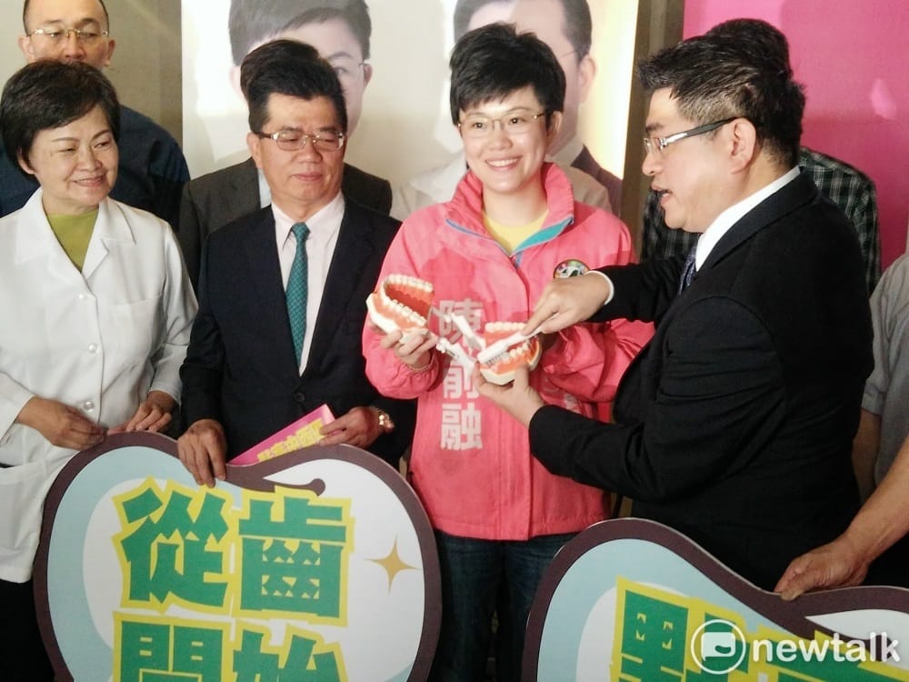 張溫鷹（左一）目前是執業牙醫師，為了女兒陳俞融（右二）參選市議員而重出江湖。 圖 : 唐復年/攝