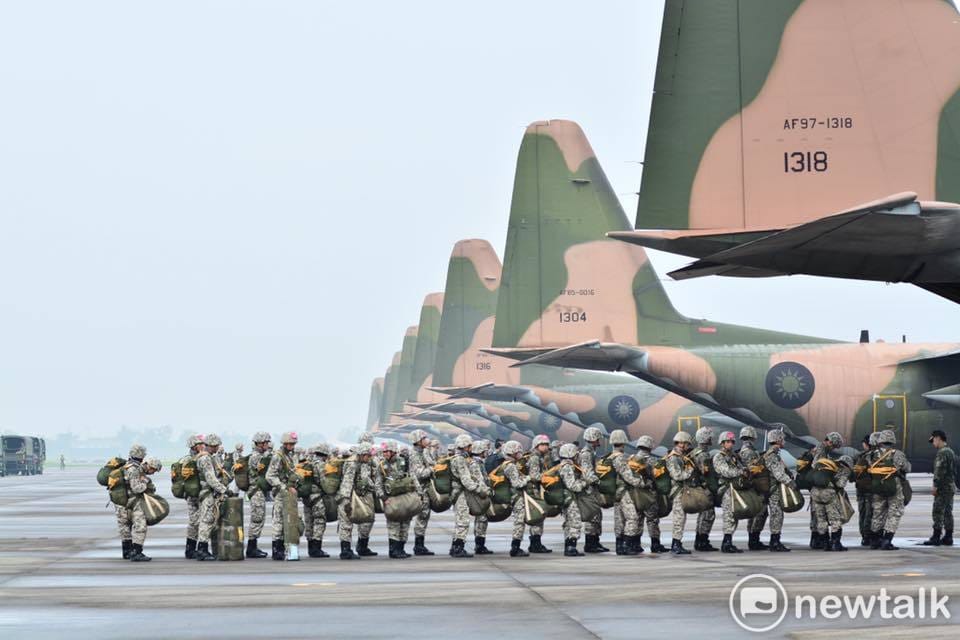 國軍漢光34號演習預演今天上午發生意外，國防部證實，一名26歲秦姓官兵在清泉崗基地實施反空機降預演，並實施空降跳傘時，疑傘具纏繞自空中墜地，墜落地面受傷。(圖僅示意) 圖：截取自空降特戰部隊臉書
