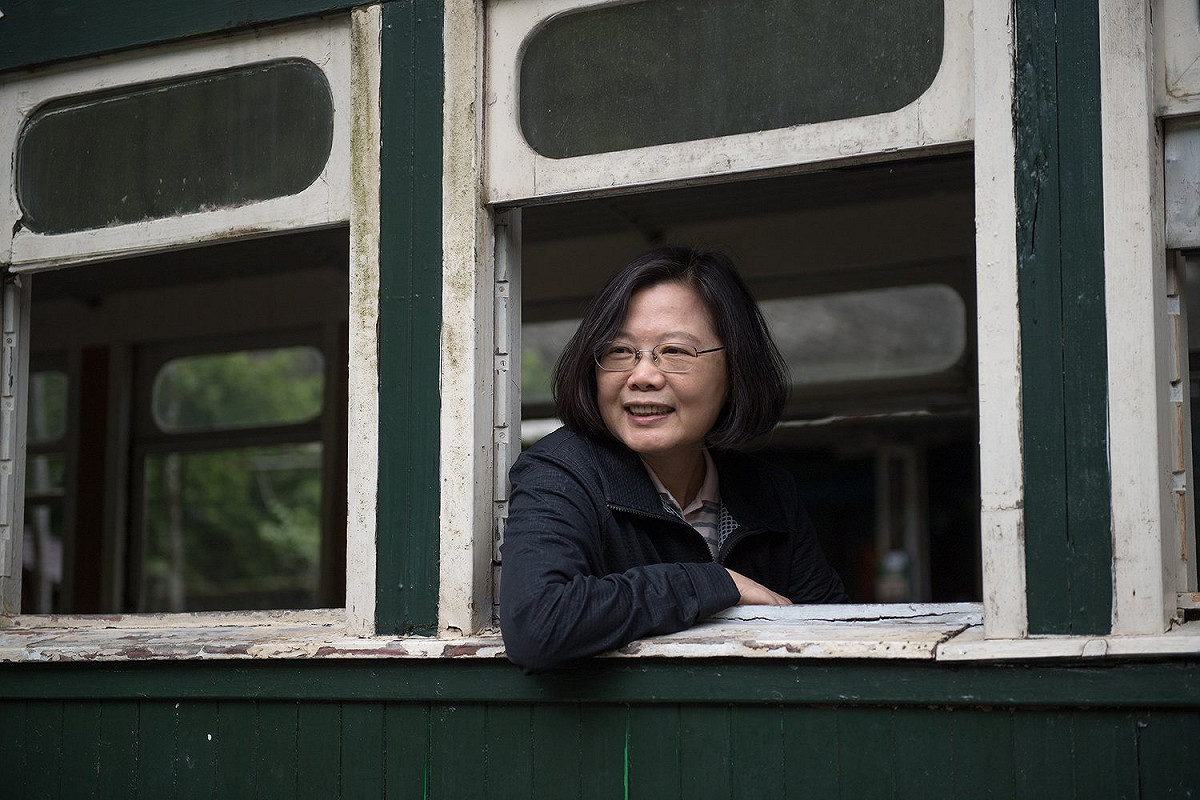 蔡英文就職將屆滿兩週年，蔡英文首度嘗試網路直播與網民面對面。 圖：翻攝蔡英文臉書