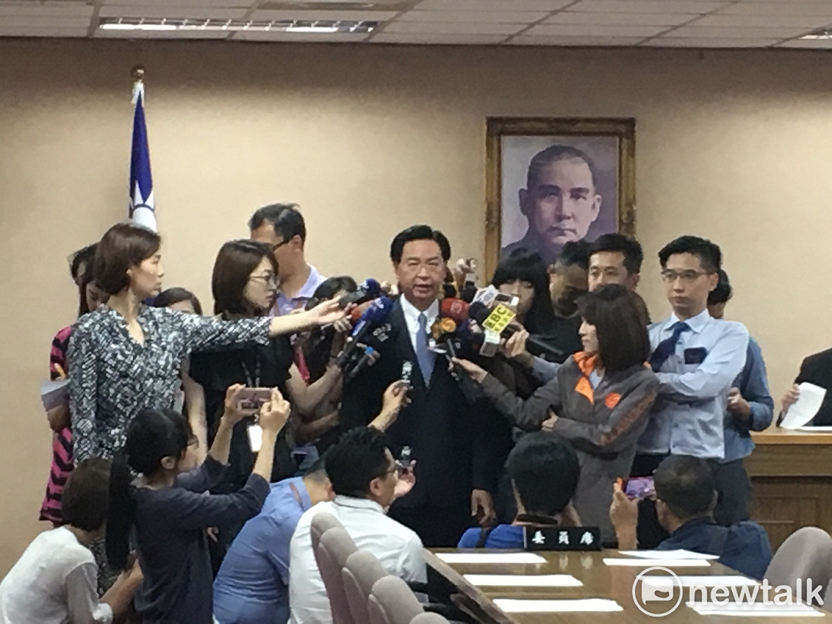 外交部長吳釗燮今（17）日指出，巴拉圭總統當選人阿布鐸（Mario Abdo Benitez）邀請我國參加就職典禮，如果決定出訪，巴拉圭才會發邀請函。至於是否會應邀出席，吳釗燮表示，尚未確定，仍在規劃中。 圖：黃韋銓/攝