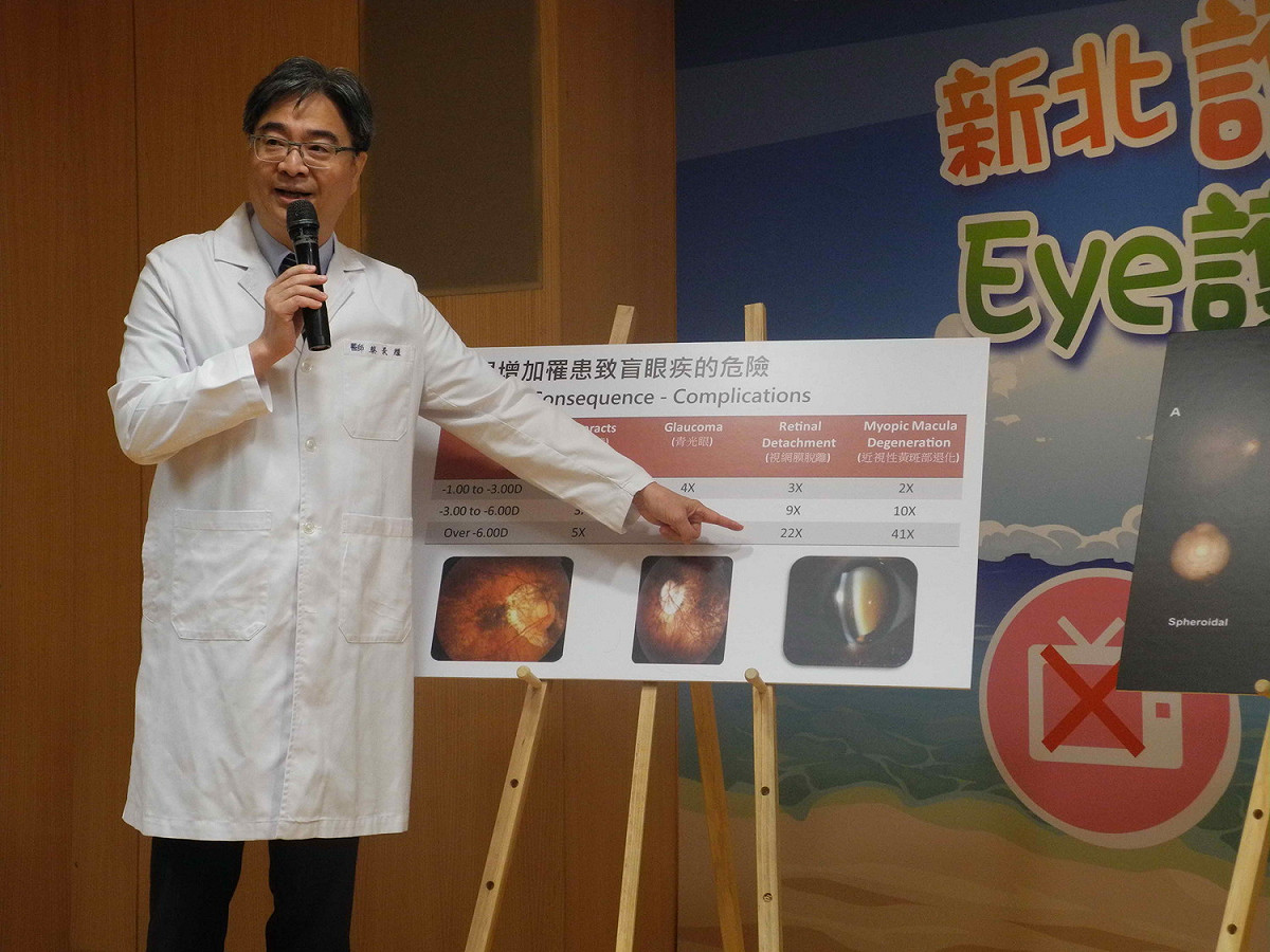 眼科醫師蔡景耀提醒，隨著近視度數增加，視網膜剝離等眼盲病變風險增加數倍 。 圖：王峻昌/攝