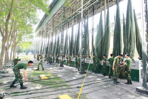 圖為保傘連維護整備傘具。軍事專家指出，是次事故除了調查保傘連有無作業疏失外，也應釐清了解是否為「複合式的意外」。 圖：翻攝自國防部發言人臉書