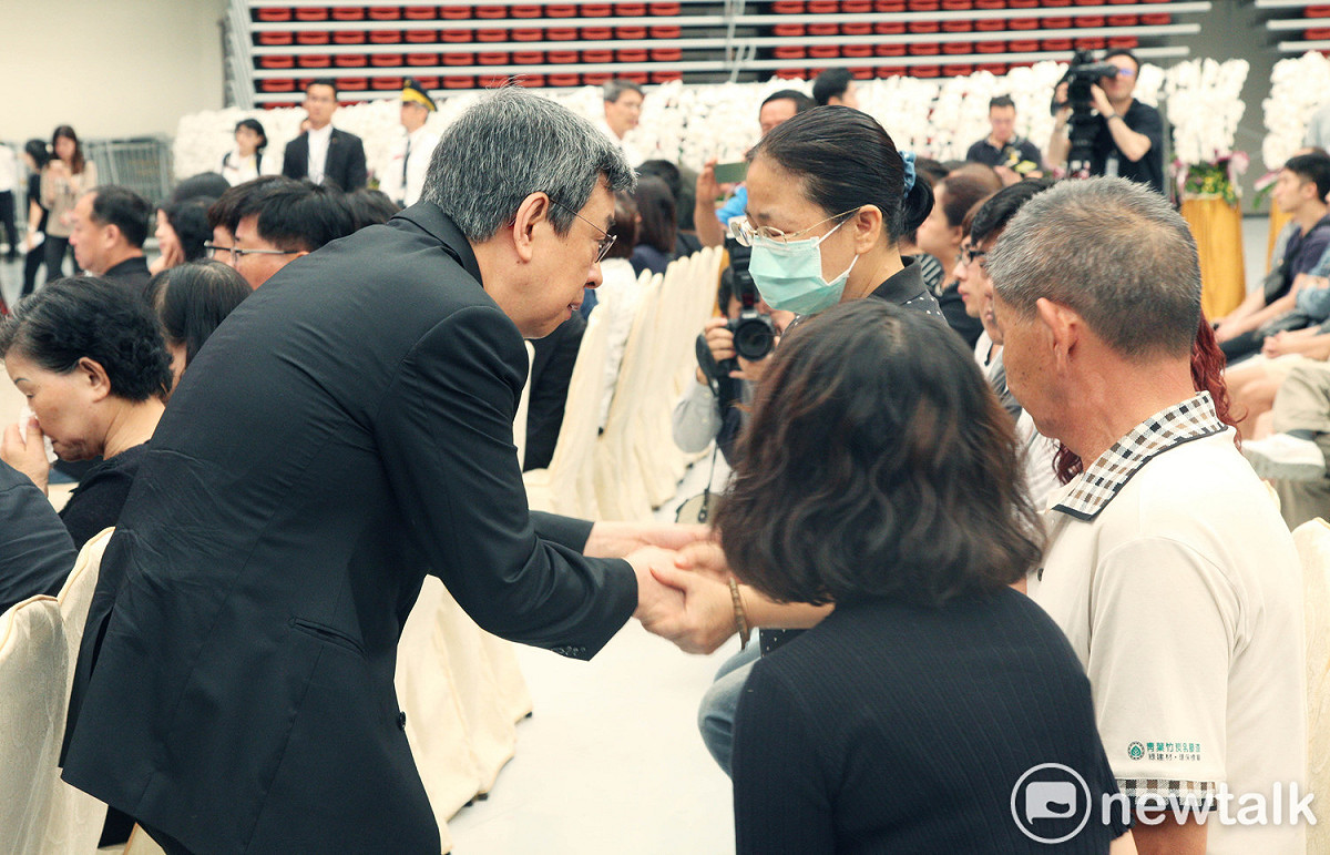 副總統陳建仁一一向殉職勇消家屬握手致意。 圖:林昀真/攝