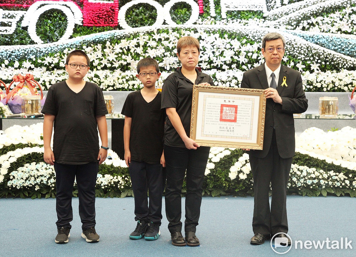 副總統陳建仁親頒褒揚令，緬懷6位消防英雄捨身殉職的英勇事蹟，也要向他們表達最高的敬意，感謝消防英雄無私付出及英勇奉獻的精神。 圖:林昀真/攝