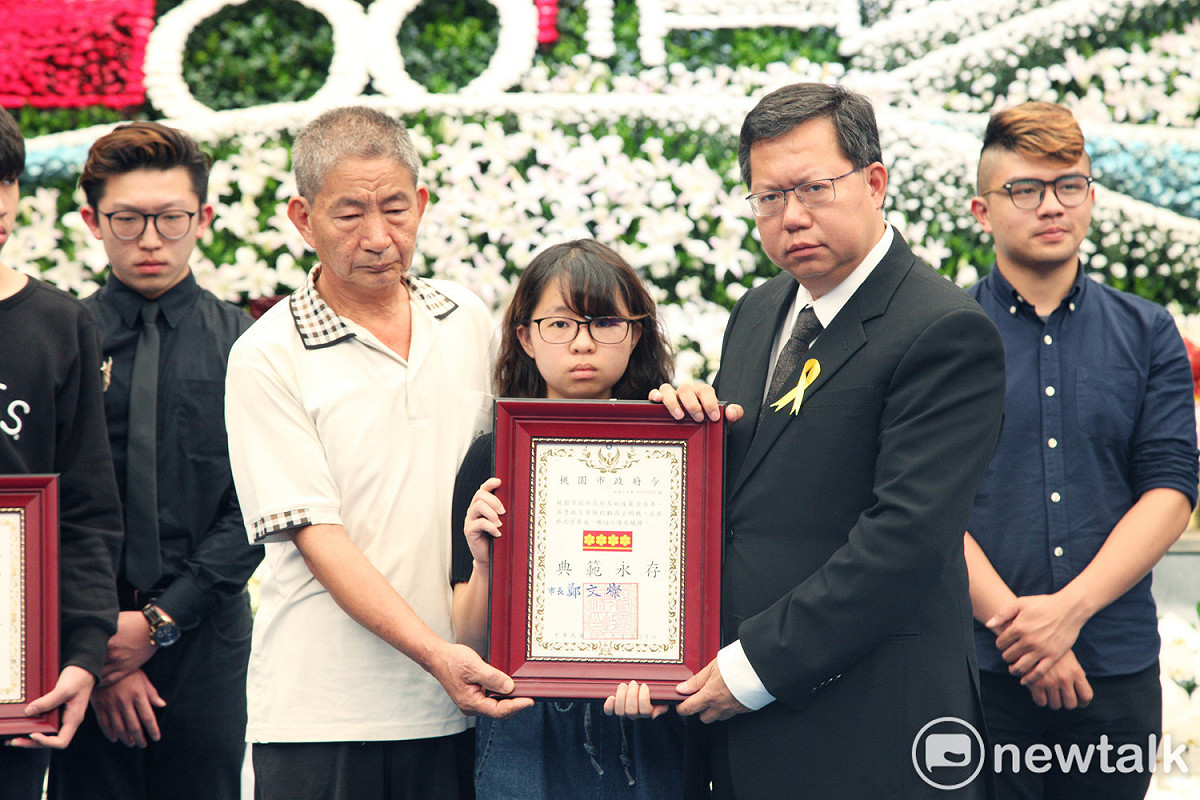 市長鄭文燦頒授追晉令，小隊長李翰霖、游曜陽追晉為二線一分隊長，隊員余佳昇、游博瑜、林伯庭、林尉熙追晉為一線四小隊長。 圖:林昀真/攝