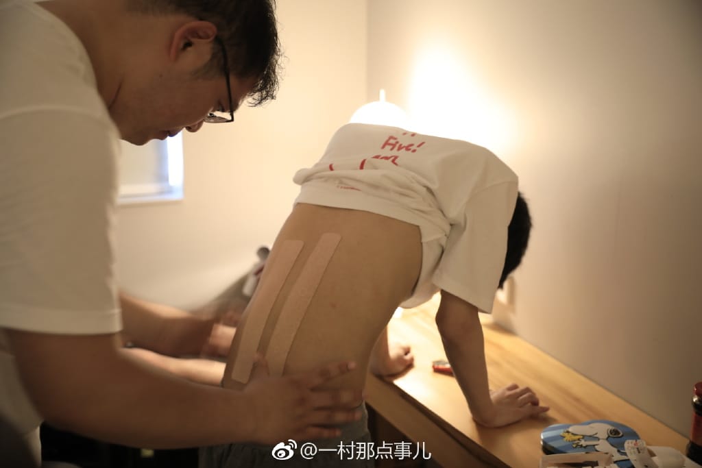 《英雄聯盟》季中邀請賽（MSI）終於迎來了最終高潮，本周末將迎來四強賽與總決賽，被視為問鼎冠軍的熱門隊伍RNG也飛往巴黎備戰，而隨隊的攝影師也曬出RNG輔助Ming滿是醫療用肌貼的背部，表示心疼。 圖：翻攝自 一村那点事儿 微博