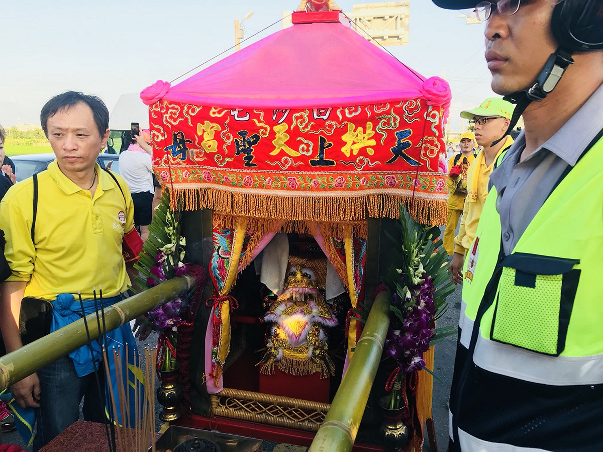 今年白沙屯媽祖鑾轎轎頂因覆蓋一層粉紅色薄帆布，被信徒形容為「粉紅超跑」。 圖：柯寶/攝