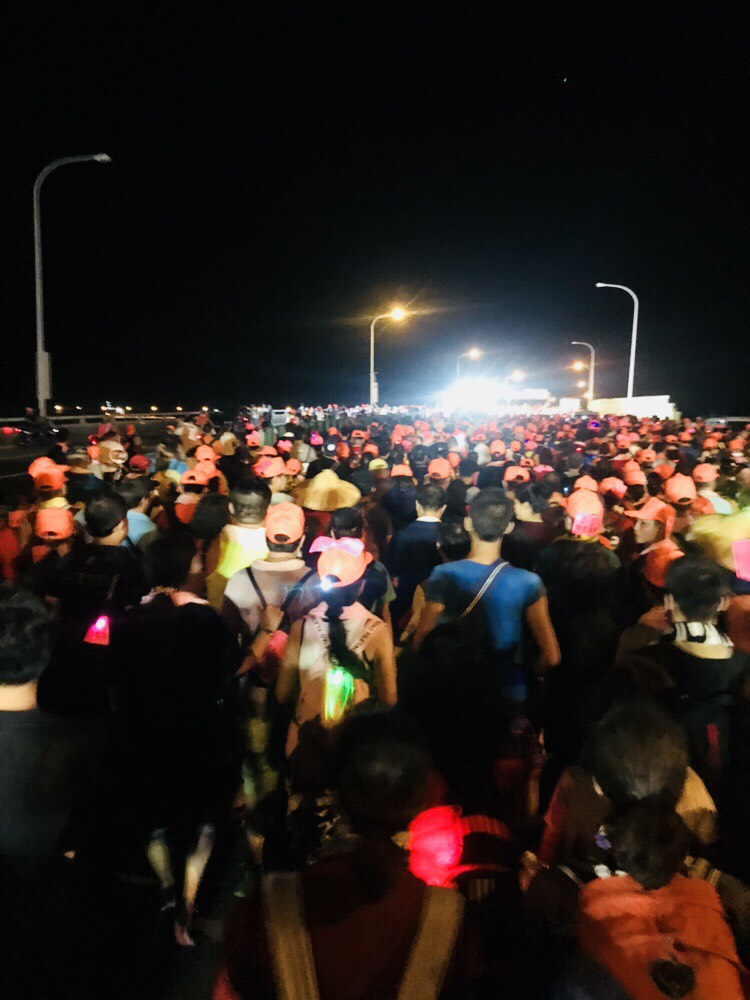 昨天深夜出發，滿滿的信徒塞滿周邊巷弄。 圖：柯寶/攝