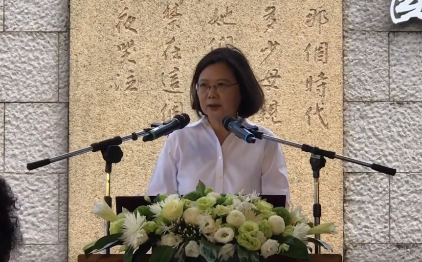 總統蔡英文今 (17) 天前往綠島，為綠島國家人權管主持揭牌典禮，但發生了一點小插曲，由於天氣炎熱，舞台被太陽曬的滾燙，有三名舞者在上台演出後腳底被燙傷。 圖：截取自Youtube