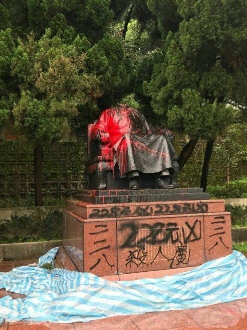 「台灣建國工程隊」郭志剛、林廷穎兩人去年6月，持乙炔噴槍，企圖將陽明山公園蔣介石銅像熔毀；士林地院認為公園路燈工程管理處並非「公法人」，無權利提告，判決公訴不受理。圖為郭志剛去年4月鋸下陽明山的蔣介石銅像頭部，往銅像身上潑漆。 圖：翻攝自台灣民族同盟瞼書/資料畫面