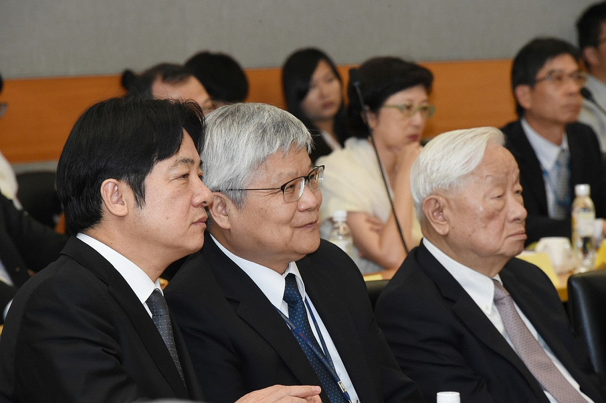 行政院長賴清德（左）今（17）日赴新竹科學園區訪視台灣積體電路製造股份有限公司總部，並與半導體業者進行座談及交流。 圖：行政院提供