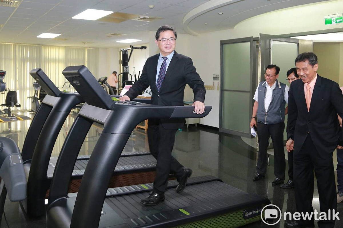台南市代理長李孟諺在力伽董事長郭海濱等人陪同解說下，參觀綠能健身器材，並試用跑步機。 圖 : 黃博郎/攝